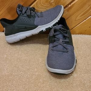Boys Nike shoes size 6